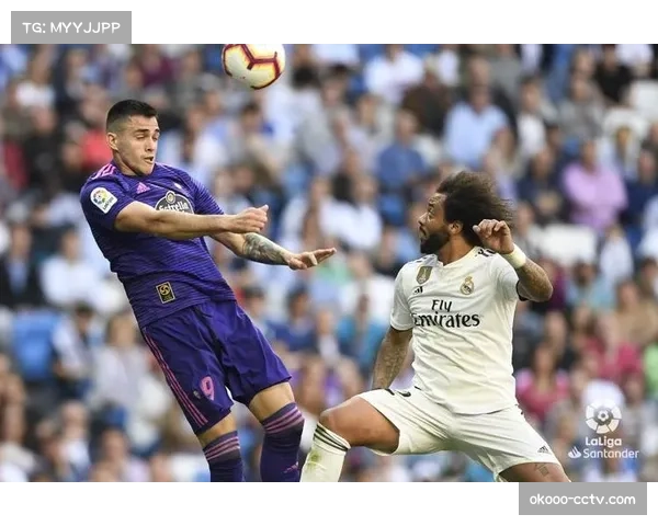 镜头记录:哈维-格拉西亚在塞尔塔训练场与队员逐一交谈 镜头记录:哈维-格拉西亚在塞尔塔训练场与队员逐一交谈